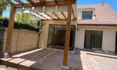 Casa a pasos Municipalidad Peñalolén y principales avenidas