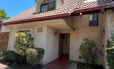 Casa a pasos Municipalidad Peñalolén y principales avenidas