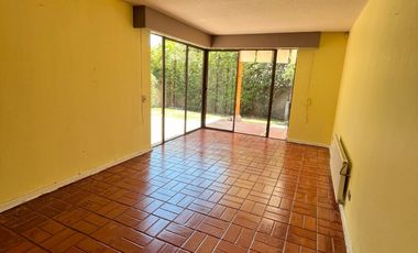 Casa a pasos Municipalidad Peñalolén y principales avenidas