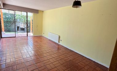 Casa a pasos Municipalidad Peñalolén y principales avenidas