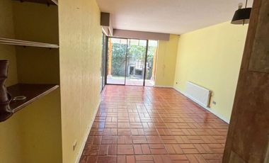 Casa a pasos Municipalidad Peñalolén y principales avenidas