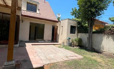 Casa a pasos Municipalidad Peñalolén y principales avenidas