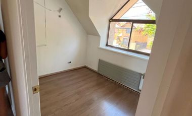 Casa a pasos Municipalidad Peñalolén y principales avenidas