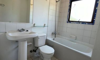 Casa a pasos Municipalidad Peñalolén y principales avenidas