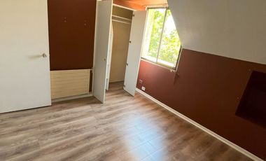 Casa a pasos Municipalidad Peñalolén y principales avenidas