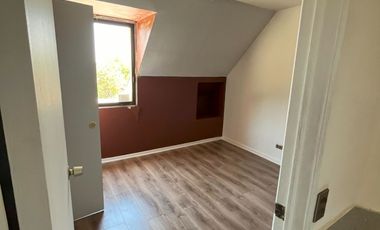 Casa a pasos Municipalidad Peñalolén y principales avenidas