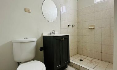 CASA SEMINUEVA , CON ASOMBROSA DISTRIBUCION