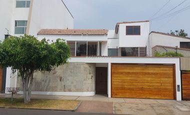 ALQUILO ACOGEDORA Y AMPLIA CASA EN LA AURORA, MIRAFLORES - MUY BIEN MANTENIDA, RECIÉN REMODELADA LA PISCINA