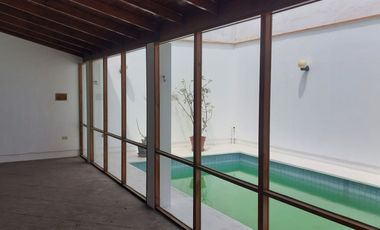 ALQUILO ACOGEDORA Y AMPLIA CASA EN LA AURORA, MIRAFLORES - MUY BIEN MANTENIDA, RECIÉN REMODELADA LA PISCINA