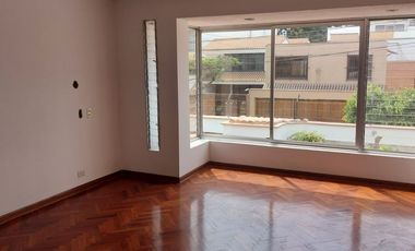 ALQUILO ACOGEDORA Y AMPLIA CASA EN LA AURORA, MIRAFLORES - MUY BIEN MANTENIDA, RECIÉN REMODELADA LA PISCINA