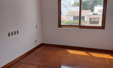 ALQUILO ACOGEDORA Y AMPLIA CASA EN LA AURORA, MIRAFLORES - MUY BIEN MANTENIDA, RECIÉN REMODELADA LA PISCINA