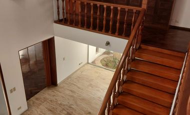 ALQUILO ACOGEDORA Y AMPLIA CASA EN LA AURORA, MIRAFLORES - MUY BIEN MANTENIDA, RECIÉN REMODELADA LA PISCINA