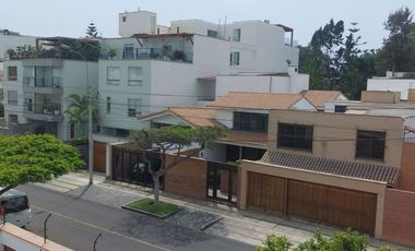 ALQUILO ACOGEDORA Y AMPLIA CASA EN LA AURORA, MIRAFLORES - MUY BIEN MANTENIDA, RECIÉN REMODELADA LA PISCINA