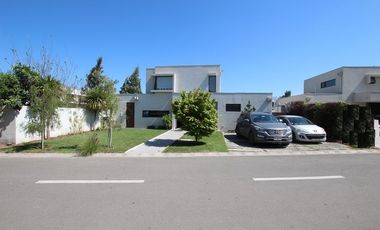 Se Vende Hermosa Casa En Av. Santa Filomena, Chicureo
