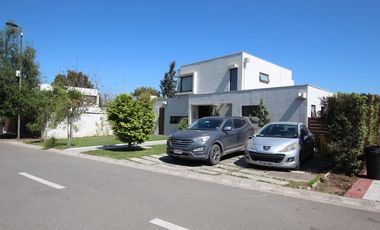 Se Vende Hermosa Casa En Av. Santa Filomena, Chicureo