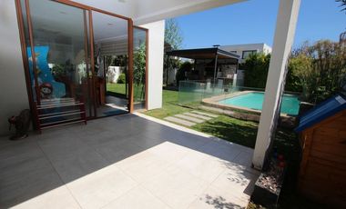 Se Vende Hermosa Casa En Av. Santa Filomena, Chicureo