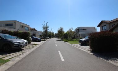Se Vende Hermosa Casa En Av. Santa Filomena, Chicureo