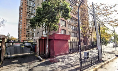 Estacionamiento Techado Y Bodega En Plena Avda Independencia
