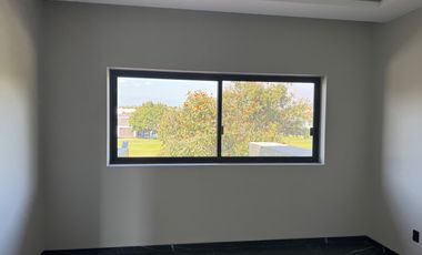 ESTRENE RESIDENCIA COLINDANTE AL CAMPO EN PARAÍSO COUNTRY CLUB