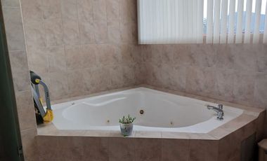 Vendo  Casa con 4 dormitorios,  Carcelén Sector  Colegio Einstein