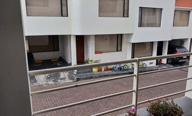 Vendo  Casa con 4 dormitorios,  Carcelén Sector  Colegio Einstein