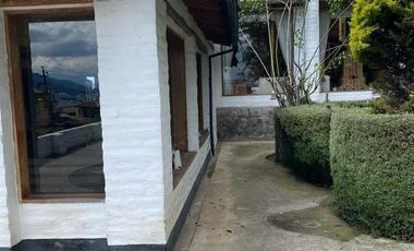Se Vende  Casa con Piscina de 841.11 m2 de Construcción y   33.65 m2 construcción adicional en Terreno 2230m2  en Santa Lucía en Quito