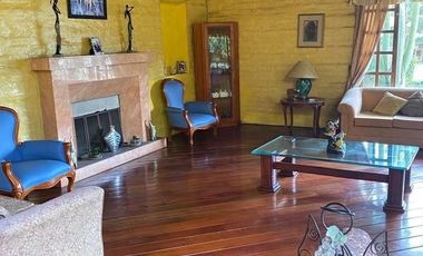 Se Vende  Casa con Piscina de 841.11 m2 de Construcción y   33.65 m2 construcción adicional en Terreno 2230m2  en Santa Lucía en Quito