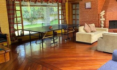 Se Vende  Casa con Piscina de 841.11 m2 de Construcción y   33.65 m2 construcción adicional en Terreno 2230m2  en Santa Lucía en Quito