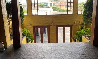 Se Vende  Casa con Piscina de 841.11 m2 de Construcción y   33.65 m2 construcción adicional en Terreno 2230m2  en Santa Lucía en Quito