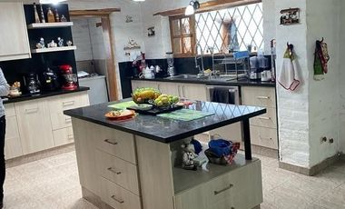 Se Vende  Casa con Piscina de 841.11 m2 de Construcción y   33.65 m2 construcción adicional en Terreno 2230m2  en Santa Lucía en Quito