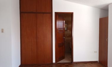 Se Vende Casa de 2 Plantas de 4 Dormitorios en el Sector la Concepción en Conjunto Habitacional