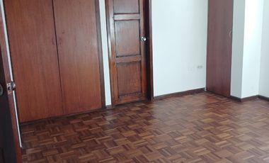 Se Vende Casa de 2 Plantas de 4 Dormitorios en el Sector la Concepción en Conjunto Habitacional