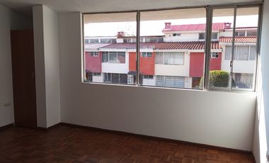 Se Vende Casa de 2 Plantas de 4 Dormitorios en el Sector la Concepción en Conjunto Habitacional