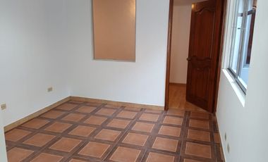 Se Vende Casa de 2 Plantas de 4 Dormitorios en el Sector la Concepción en Conjunto Habitacional