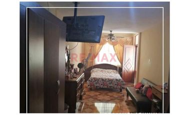 Casa De 2 Pisos En Venta Frente A Parque // ID: 1121338