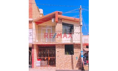 Casa De 2 Pisos En Venta Frente A Parque // ID: 1121338