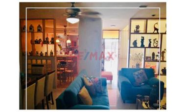 Casa De 2 Pisos En Venta Frente A Parque // ID: 1121338