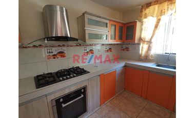Casa De 2 Pisos En Venta Frente A Parque // ID: 1121338