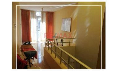 Casa De 2 Pisos En Venta Frente A Parque // ID: 1121338