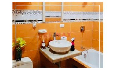Casa De 2 Pisos En Venta Frente A Parque // ID: 1121338