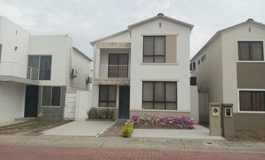 Casa de alquiler en la Urbanización La Joya, ave León Febres Cordero.