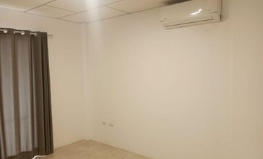 Casa de alquiler en la Urbanización La Joya, ave León Febres Cordero.