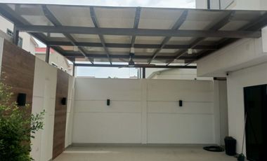 Casa de alquiler en la Urbanización La Joya, ave León Febres Cordero.