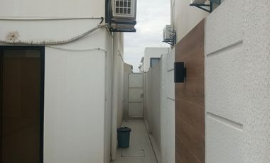 Casa de alquiler en la Urbanización La Joya, ave León Febres Cordero.