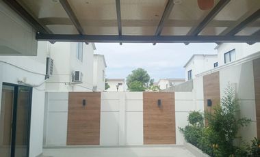 Casa de alquiler en la Urbanización La Joya, ave León Febres Cordero.