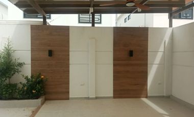 Casa de alquiler en la Urbanización La Joya, ave León Febres Cordero.