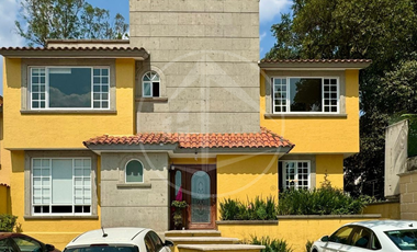 hermosa casa con jardín plano y salón de juegos en Club de golf Chiluca
