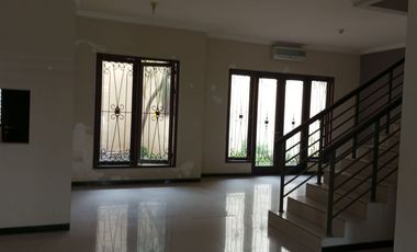 disewakan rumah royal residen, kensington cluster depan