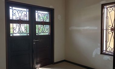disewakan rumah royal residen, kensington cluster depan
