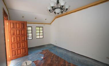 En Venta: Encantadora Casa Esquinera con Estilo Neo - Clásico